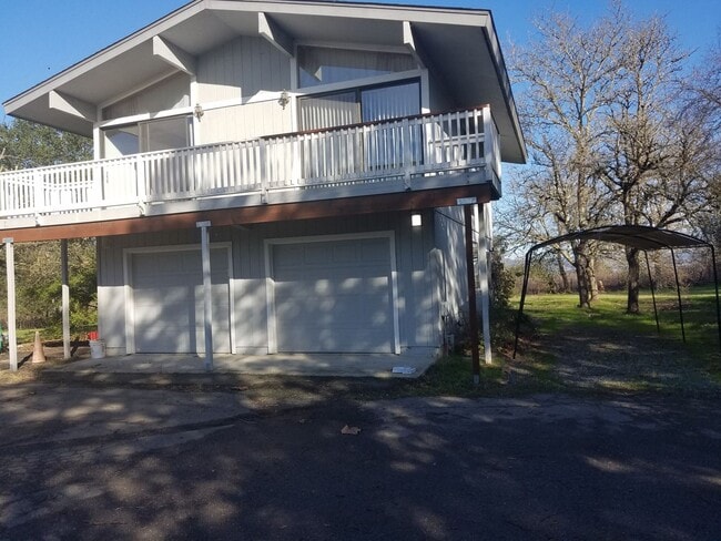 Primary Photo - Beautiful Country Setting above garage Stu...