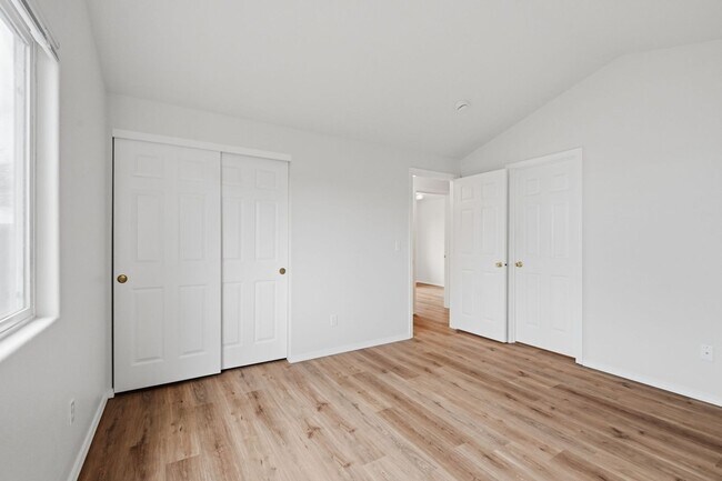 Building Photo - 313 S Nectarine St