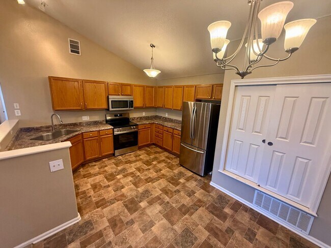 Building Photo - Spacious, Updated 2BR / 2 BA Condo in Gated Community!