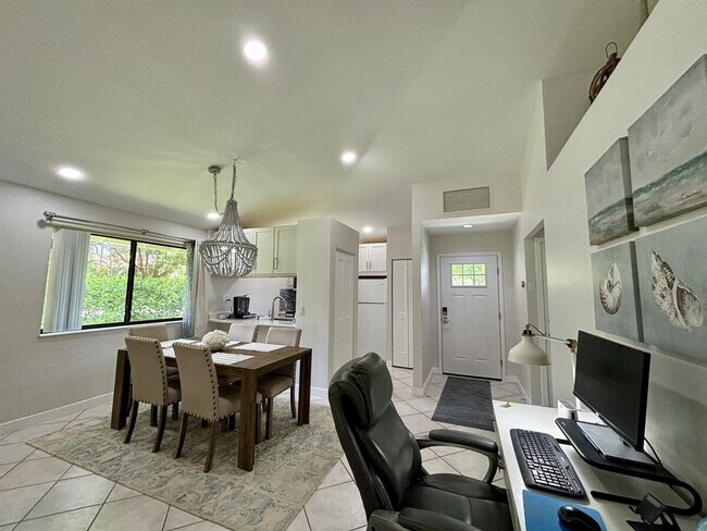 Building Photo - 216 Club Dr