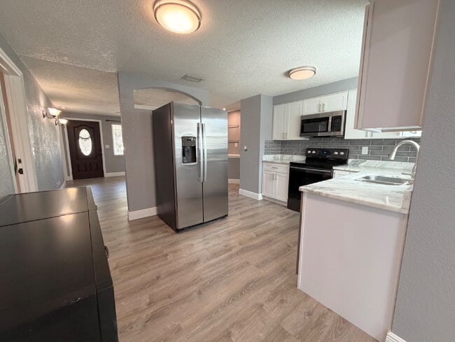 Building Photo - "Spacious 4-Bedroom Retreat with 2 Full Baths in Beautiful Seminole!"