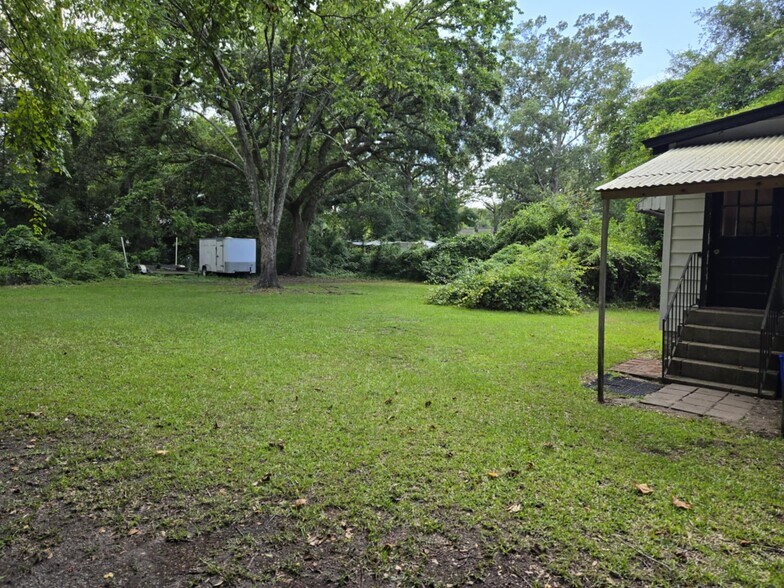 Yard - 1521 Poinsettia Rd