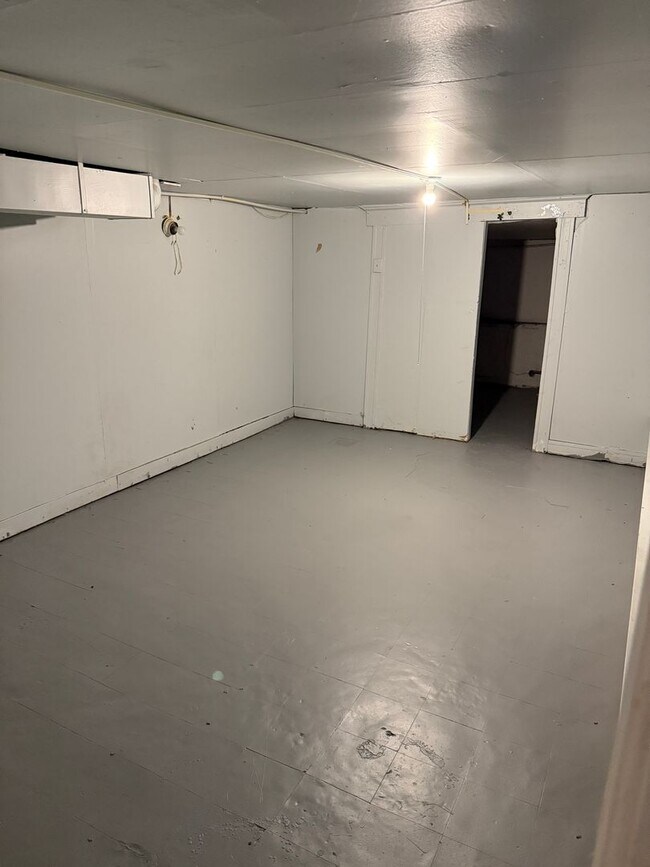 Building Photo - Three-bedroom Home In Baltimore