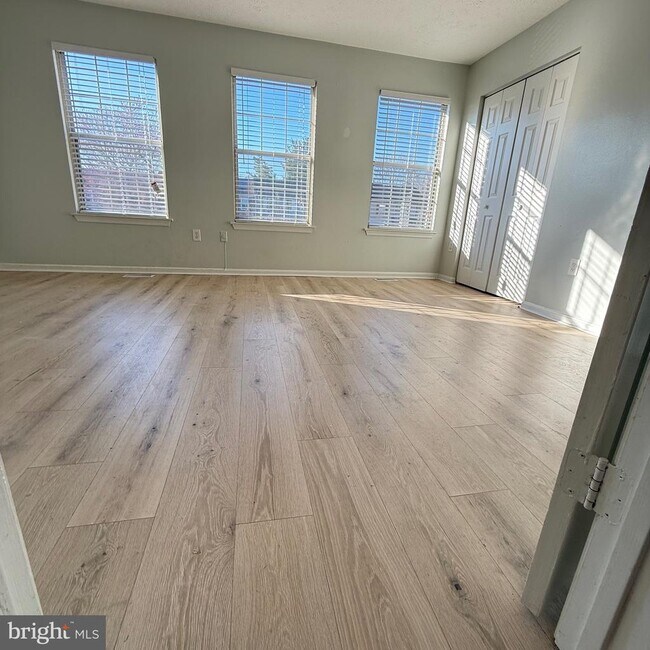 Building Photo - 2423 W Rosecroft Village Cir