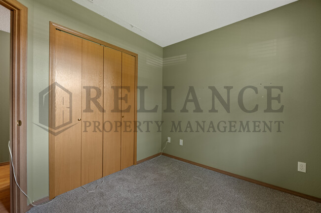 Building Photo - 5915 E Pembrook Cir