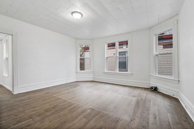 Building Photo - Spacious 3 Bed, 1 Bath Apartment in Garfie...