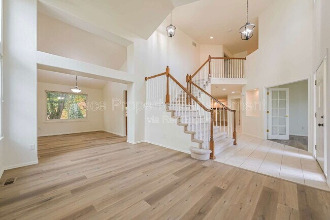 Building Photo - 10376 Dunsford Dr