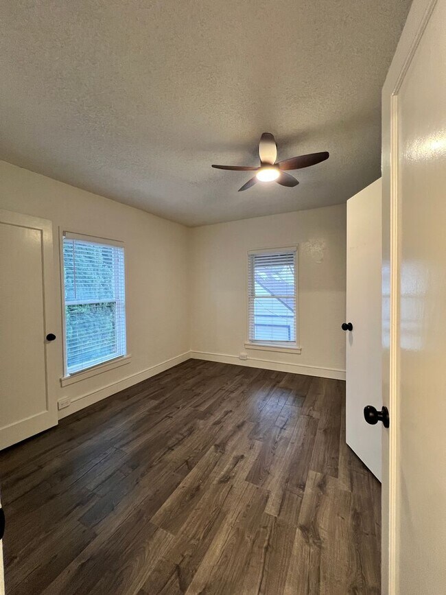 Building Photo - Coombs