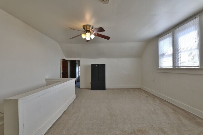 Building Photo - Central Campus - LARGE 4 Bedroom House with off-street parking