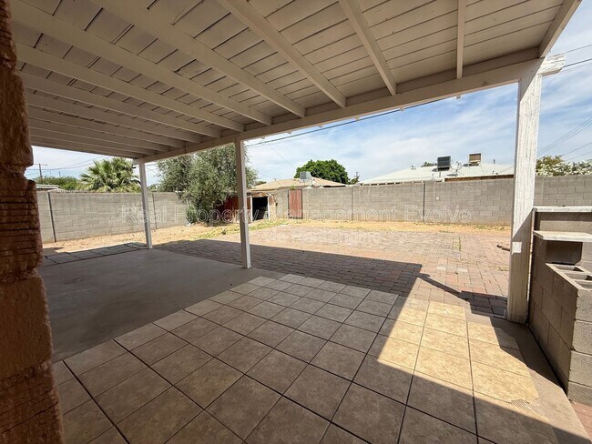 Building Photo - 3926 W Bethany Home Rd