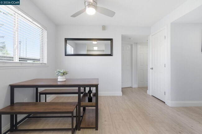 Building Photo - 102 Luna Grande Cir