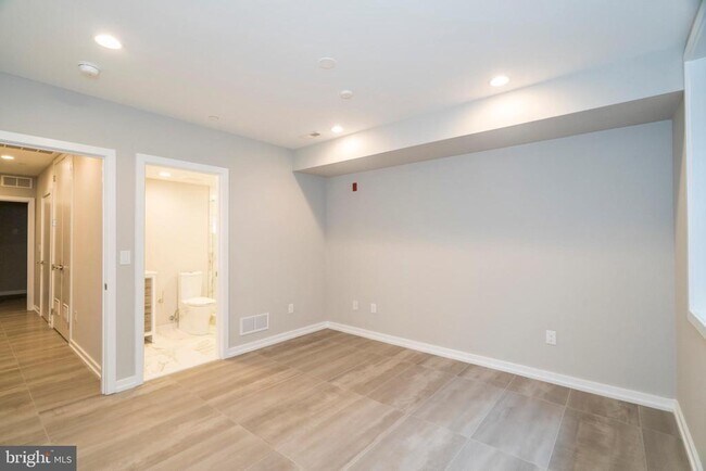 Building Photo - 1438 Clymer St