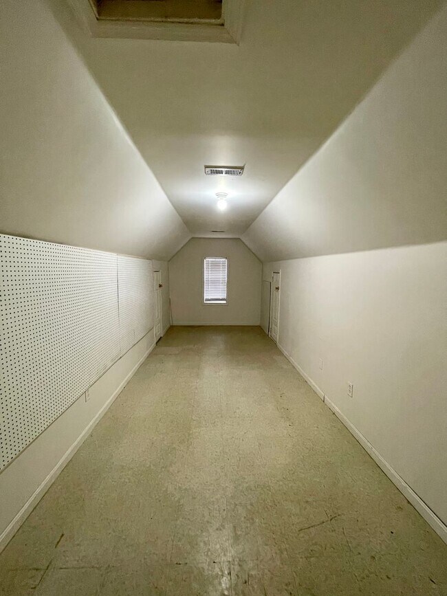 Building Photo - COMING SOON! Lovely, Upscale Home! All Ele...