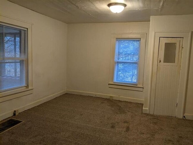 Building Photo - 2 Bedroom Home with Enclosed Front Porch
