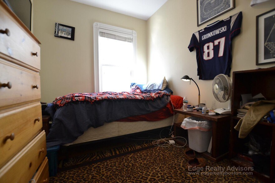 Building Photo - 81 Surrey St