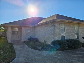 Building Photo - College Station - 3 Bedroom / 3 Bath duplex - Fenced in Yard.
