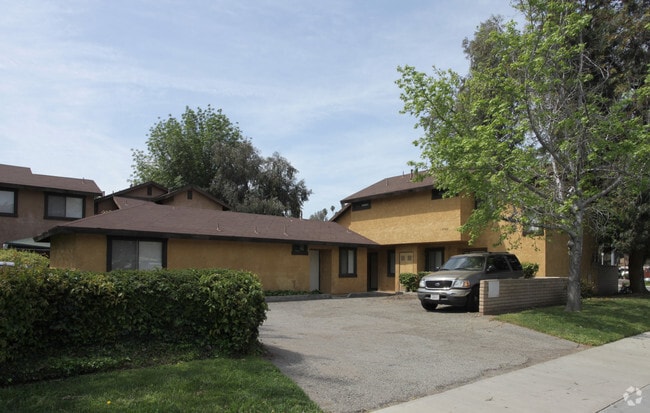Primary Photo - Plum Tree Apartments