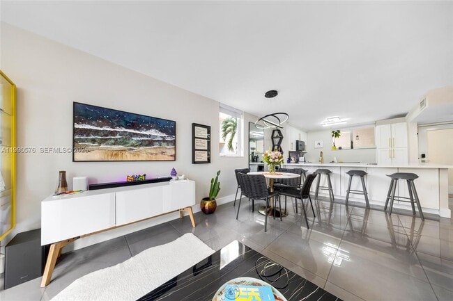 Building Photo - 1665 Bay Rd