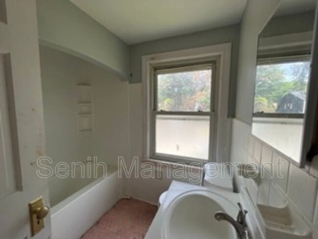 Building Photo - 5106 Buckingham