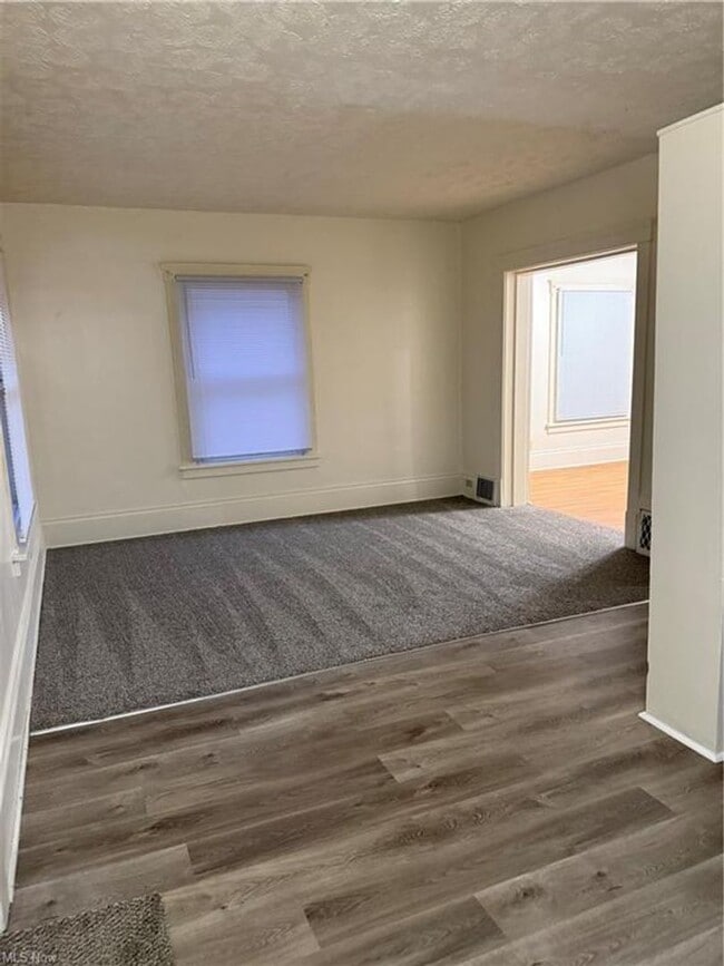 Building Photo - Three bedroom one bathroom home for rent