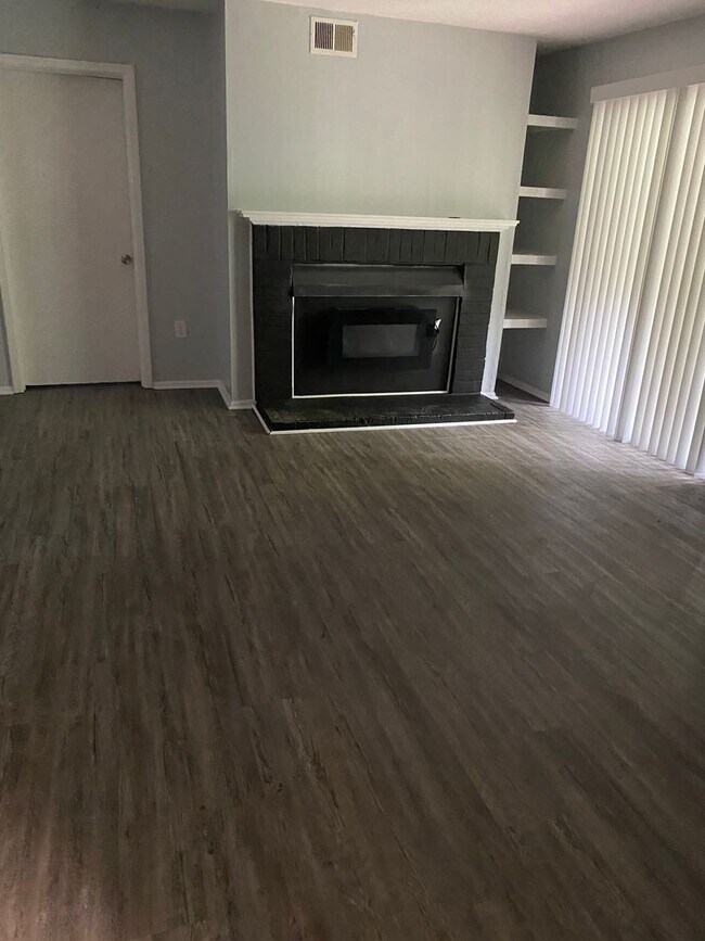 Building Photo - Lugo Riverhill