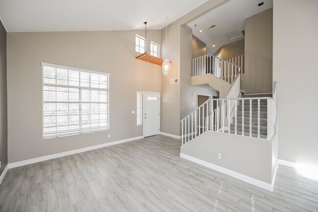 Building Photo - Beautiful 2 Story Home With Pool!!!