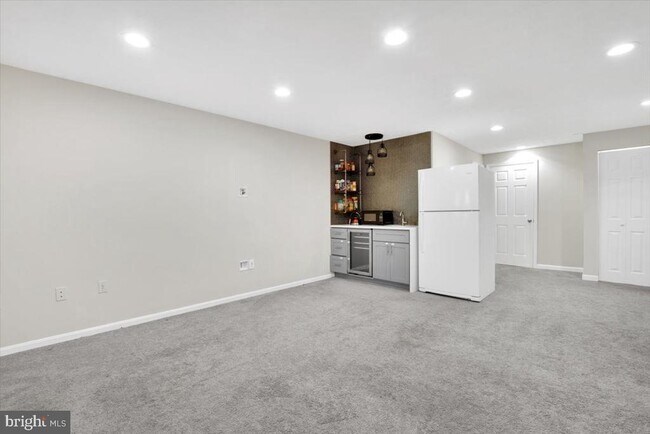 Building Photo - 8605 Western Oak Dr