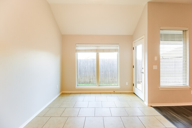 Building Photo - Beautiful 4 bed 2 bath 3 car garage home!!