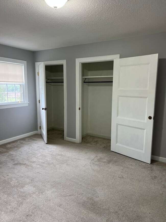 Building Photo - Single Family Home on almost an acre, 4 be...
