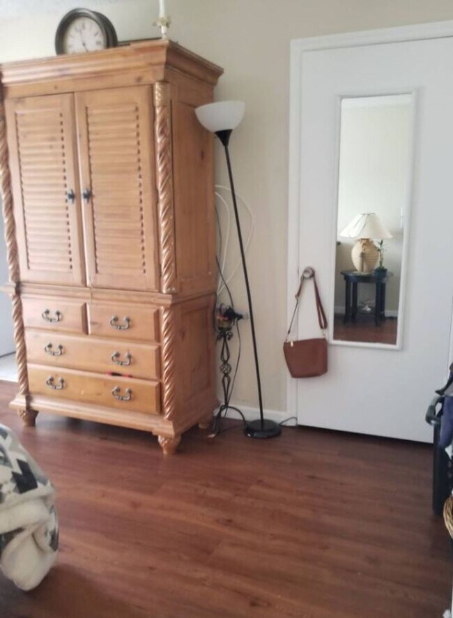 Building Photo - 3 bedroom 2 bath 2 car garage rental