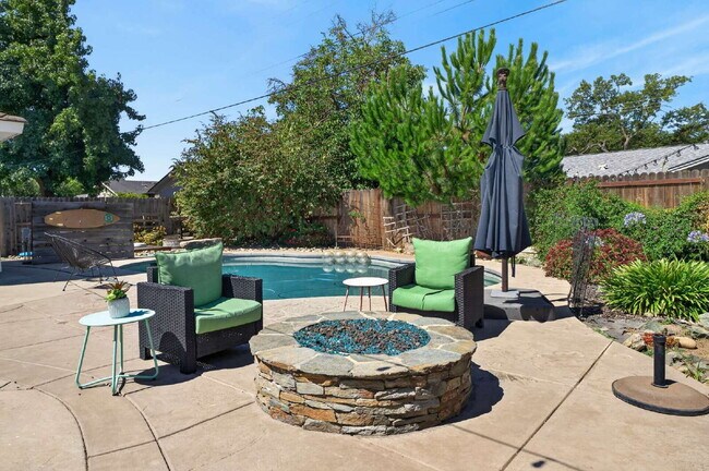 Building Photo - Spacious 4-Bed Oasis with 2 Full Baths