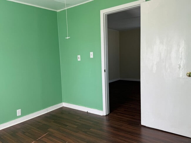 Building Photo - AMAZING LOCATION, Ranch Home Downtown Smit...