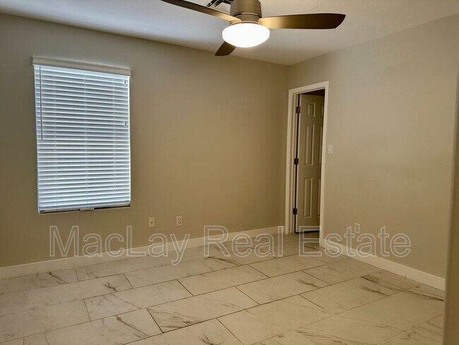 Building Photo - 16020 S 39th Pl