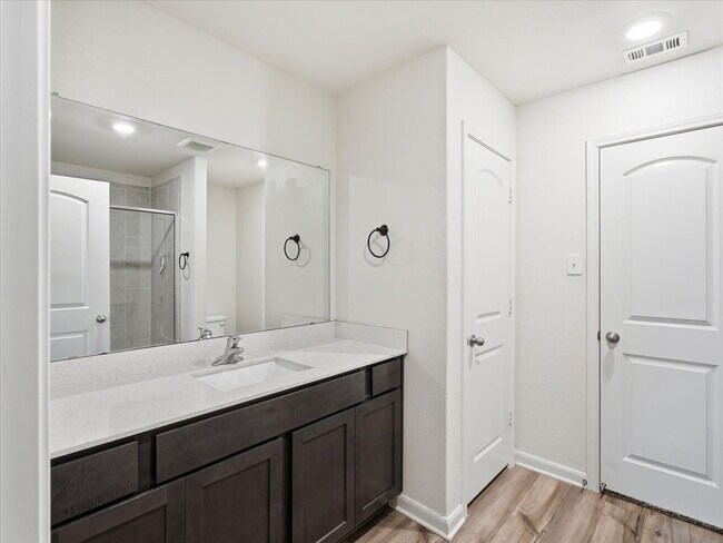 Building Photo - "Charming 3-Bed Oasis with 2 Full Baths in Heath - 1244 Sq Ft of Comfort with Washer/Dryer Includ...