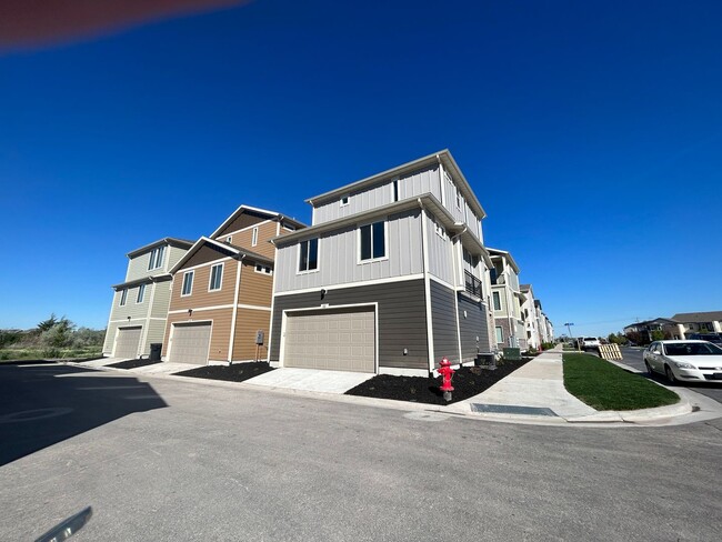 Building Photo - 3 Bedroom 3 Bathroom Home in Farmington Utah!