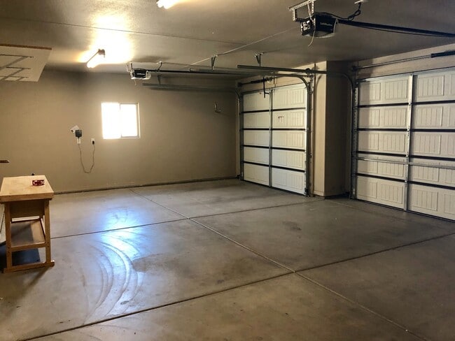 Building Photo - Spacious 4 Bedroom in Southern Vista Estates!