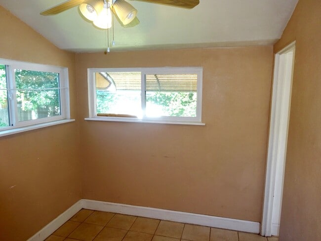 Building Photo - Bright and Charming Sunnyside Bungalow