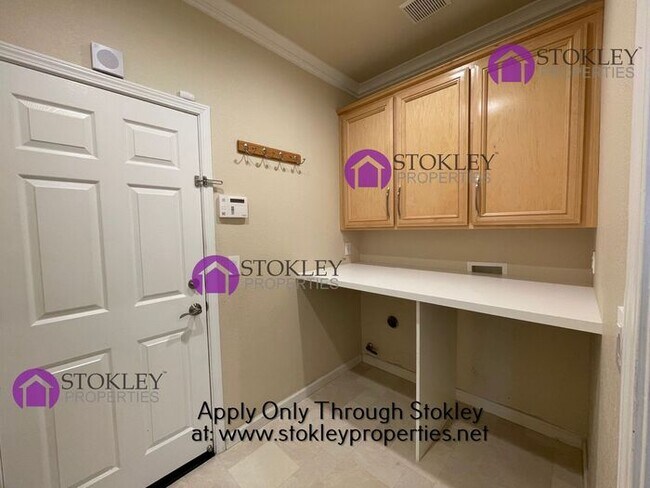 Building Photo - 208 Stetson Dr