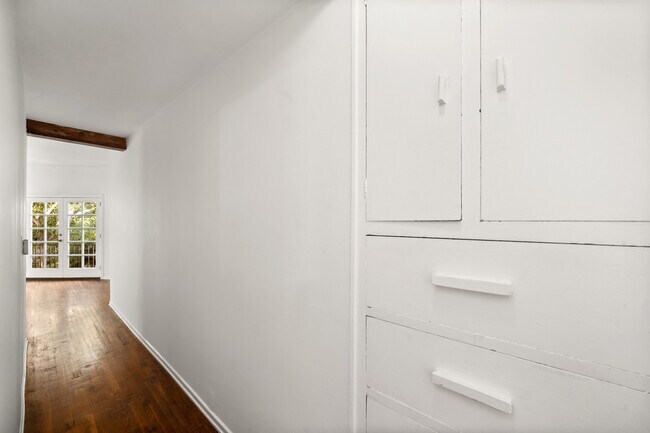 Building Photo - 6148 Glen Holly St