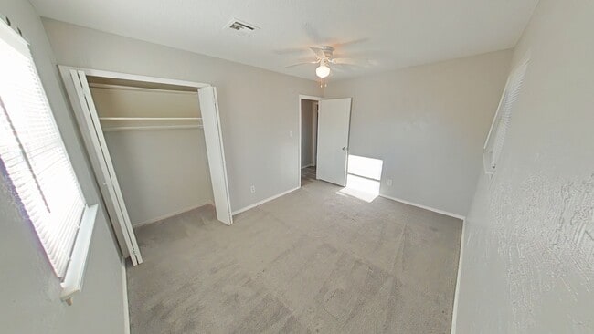 Building Photo - 324 NW Compass Dr