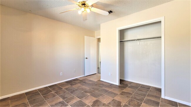 Building Photo - Fabulous home in lovely, convenient neighborhood