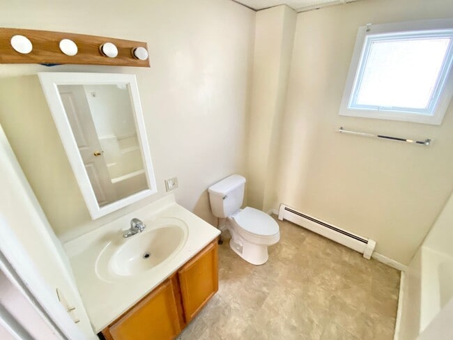 Building Photo - 3 Bedroom in Burlington: LAUNDRY, OFF STREET PARKING, STORAGE, FLEXIBLE LEASE DATES