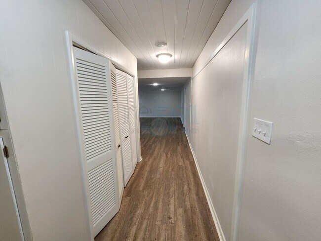 Building Photo - Compeltely Remodeled 3 Bedroom 3 Bathroom