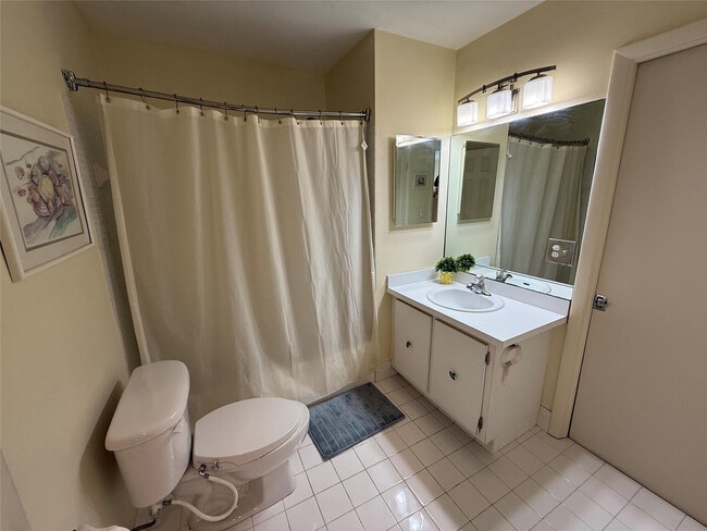 Building Photo - 8540 Chevy Chase Dr