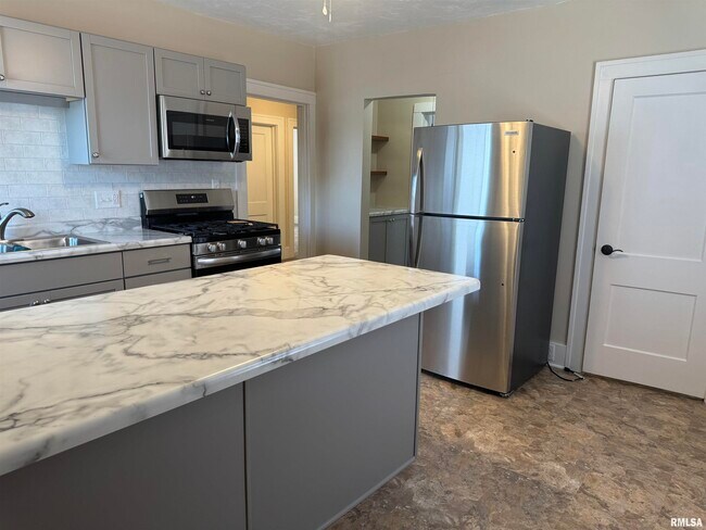 Building Photo - 109 2nd Ave W
