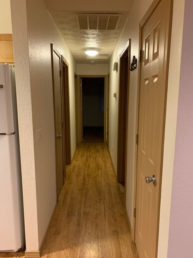 Building Photo - AVAILABLE NOW!! West side - 2 Bdrm, 1 Bath