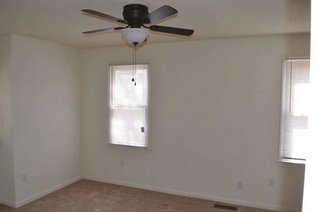 Building Photo - 2 Bedroom House in Central Available Fall 2026