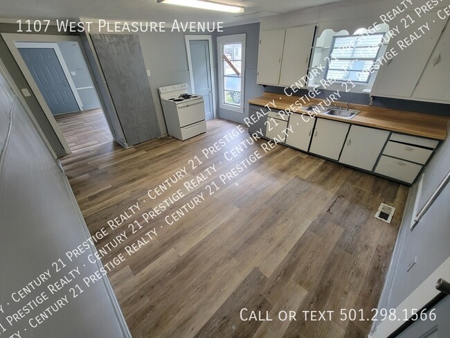Building Photo - 1107 W Pleasure Ave