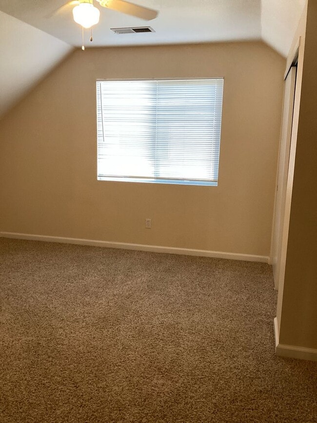 Building Photo - Newly renovated home, close to East ave shopping