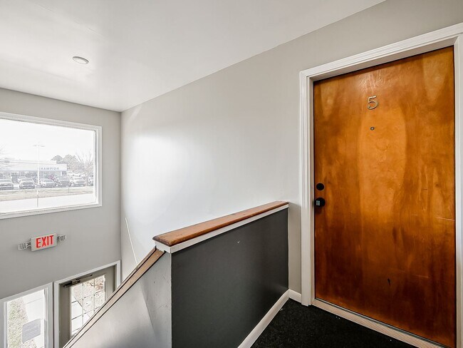 Building Photo - 825 S Grand Ave